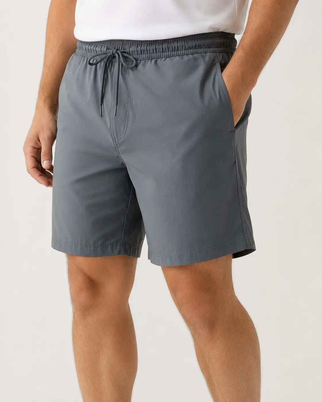 Detalhe aproximado do Short Masculino MareVitto Cinza, destacando o cós elástico, o cordão ajustável, o bolso lateral e o acabamento do tecido, modelo com a mão no bolso.