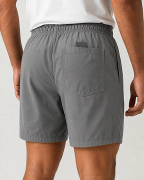 Vista traseira do Short Masculino MareVitto Cinza no corpo, mostrando o cós elástico, o caimento sobre as pernas e o bolso aplicado na parte de trás.