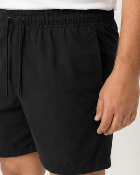 Detalhe aproximado do Short Masculino MareVitto Preto, destacando o cós elástico, o cordão ajustável, o tecido liso e a abertura do bolso lateral.