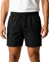 Vista frontal centralizada do Short Masculino MareVitto Preto no corpo, mostrando o comprimento acima dos joelhos, o cós elástico e o cordão preto.