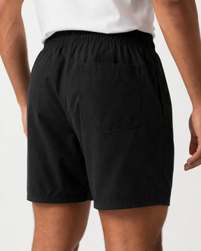 Vista traseira do Short Masculino MareVitto Preto no corpo, mostrando o cós elástico, o caimento sobre as pernas e o bolso aplicado na parte de trás.