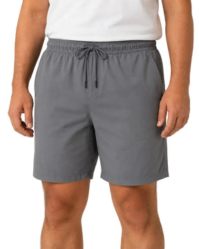 Homem usando o Short Masculino MareVitto cinza com camiseta branca, visto de frente da cintura aos joelhos, mostrando o cós elástico, o cordão ajustável e os bolsos laterais.