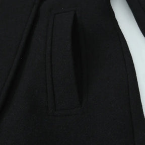 Sobretudo feminino com bolsos nas laterais
