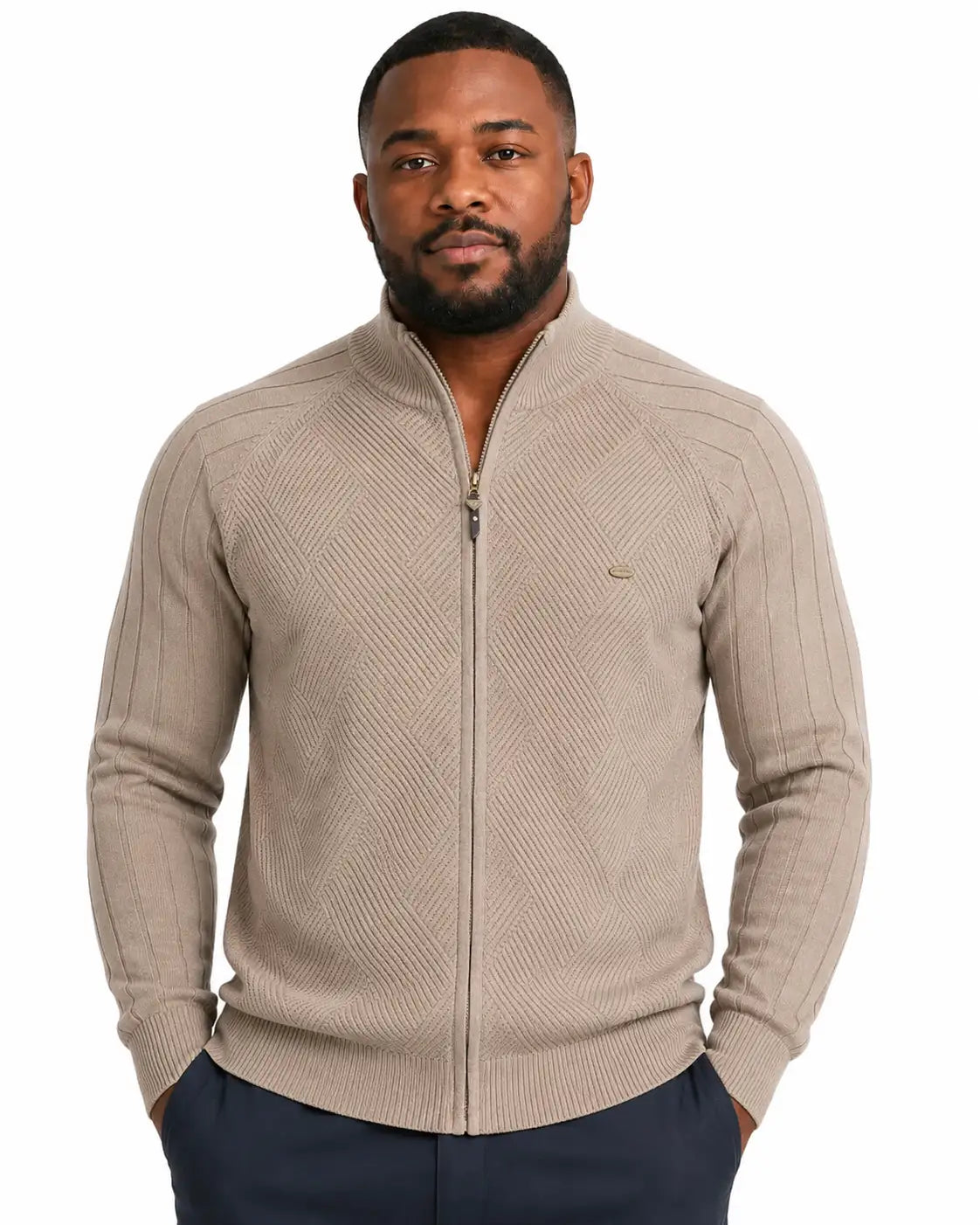 Homem de frente usando suéter bege com zíper frontal e gola alta, exibindo o ajuste no corpo e o visual alinhado da peça.