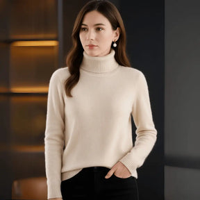 Sueter feminino de gola alta bege claro com textura canelada