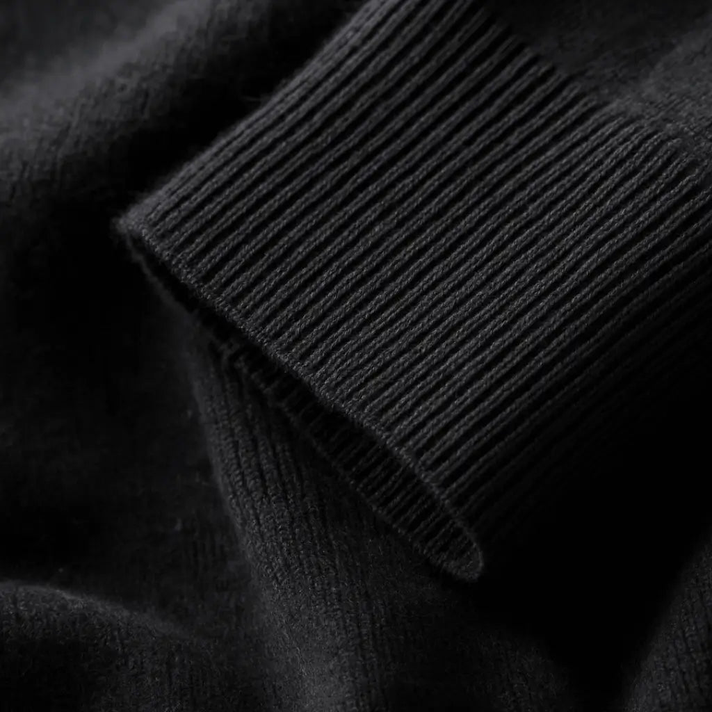 Sueter masculino preto com punhos canelados.