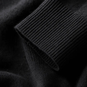 Sueter masculino preto com punhos canelados.