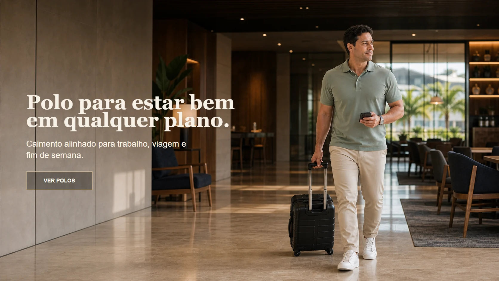 Banner AVONNUE com homem usando camisa polo masculina verde, calca clara e mala de viagem em lobby moderno.