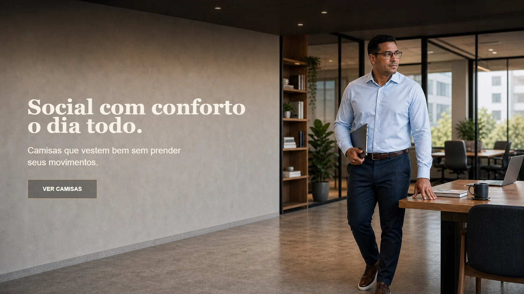Banner AVONNUE com homem usando camisa social masculina azul clara e calca azul-marinho em escritorio moderno.
