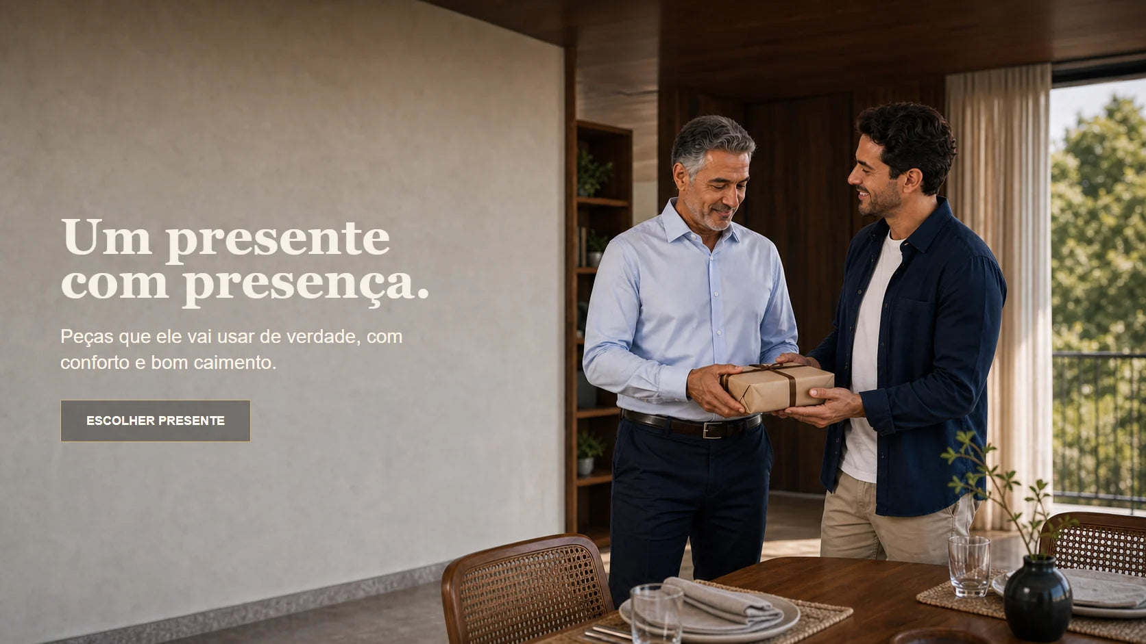 Banner AVONNUE com dois homens em ambiente elegante entregando presente com embalagem marrom sobre mesa posta.
