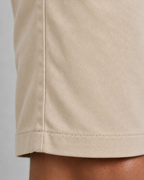 Detalhe da barra e caimento da Bermuda Masculina em Sarja Valori Bege.