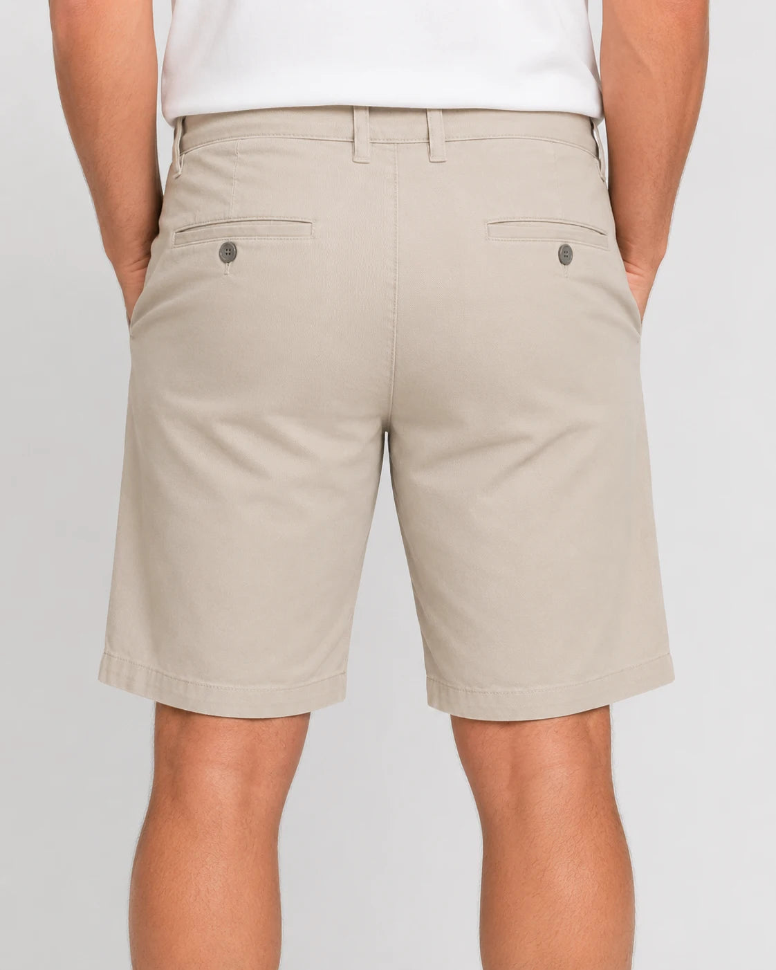 Detalhe do bolso e costura lateral da Bermuda Masculina em Sarja Valori Bege.