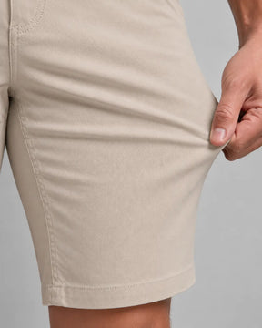Bermuda Masculina em Sarja Valori Bege, vista de frente em detalhe no corpo em fundo branco.