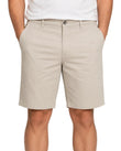 Bermuda Masculina em Sarja Valori Bege, vista de frente em fundo branco.