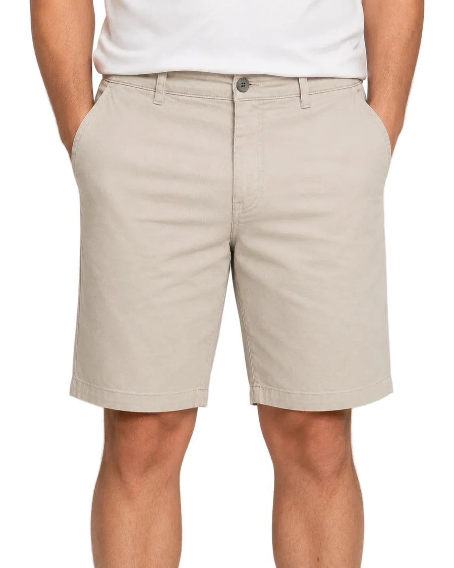 Bermuda Masculina em Sarja Valori Bege, vista de frente em fundo branco.