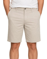 Bermuda Masculina em Sarja Valori Bege, vista de frente em fundo branco.