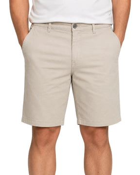 Bermuda Masculina em Sarja Valori Bege, vista de frente em fundo branco.