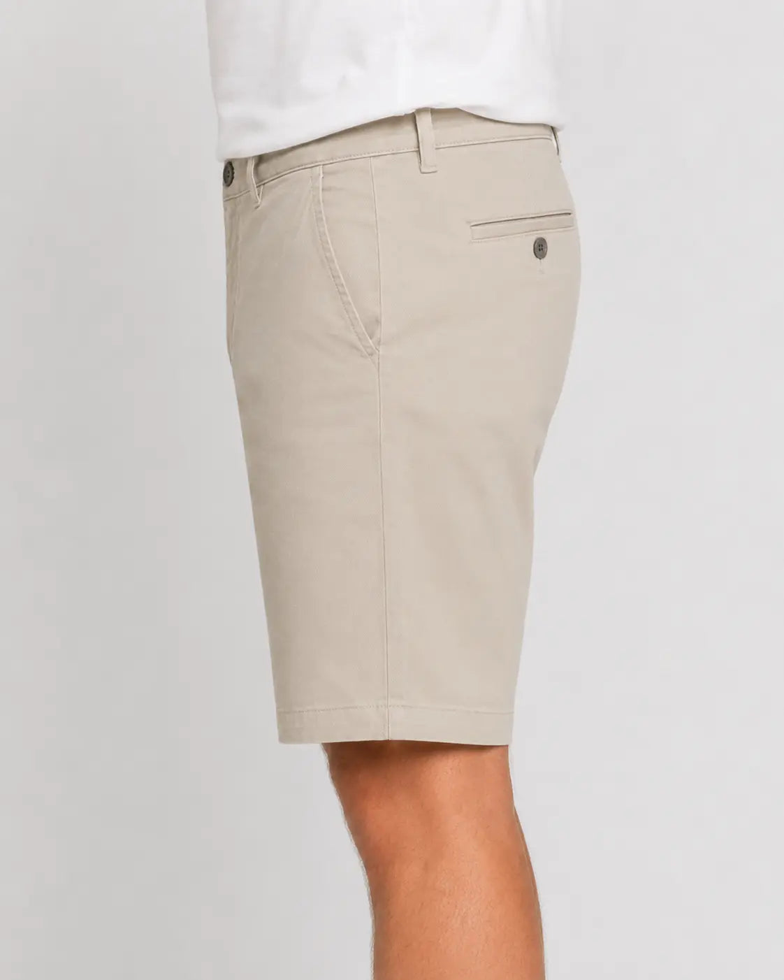 Bermuda Masculina em Sarja Valori Bege, vista lateral no corpo em fundo branco.