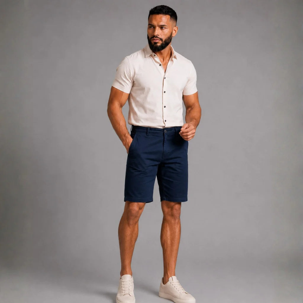 Homem vestindo bermuda masculina em sarja azul marinho AVONNUE de frente