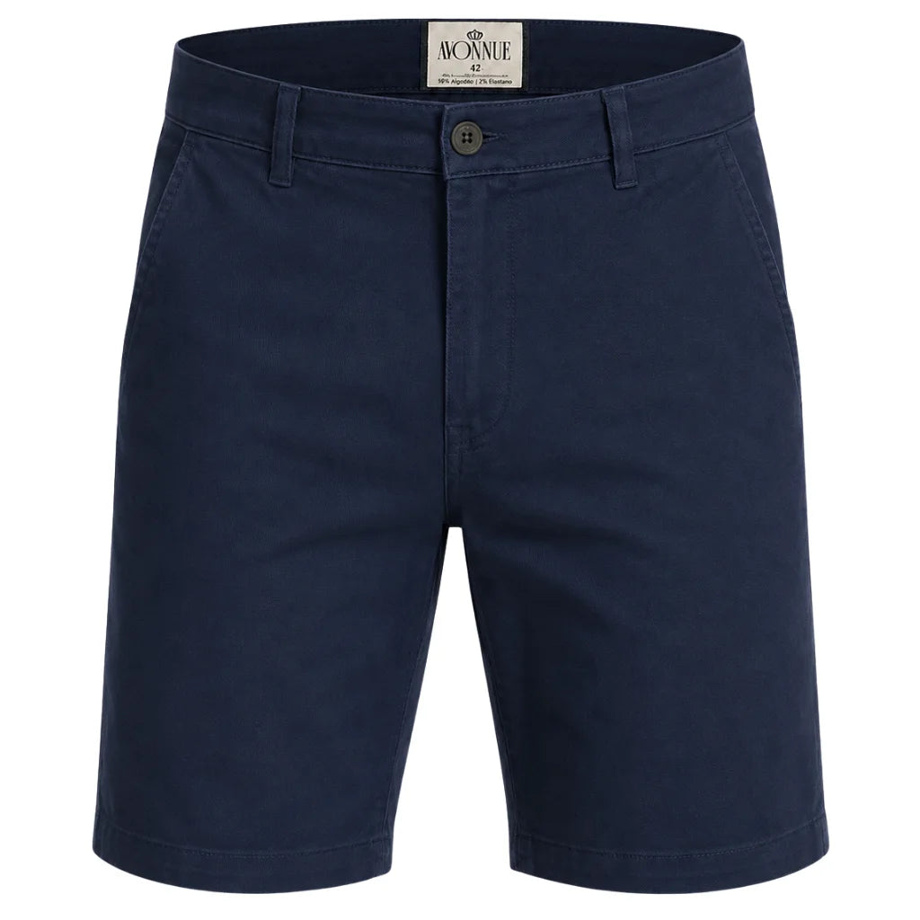 Bermuda masculina em sarja azul marinho AVONNUE isolada em fundo branco, vista frontal