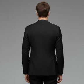 Modelo de costas vestindo Blazer Masculino Preto com acabamento premium