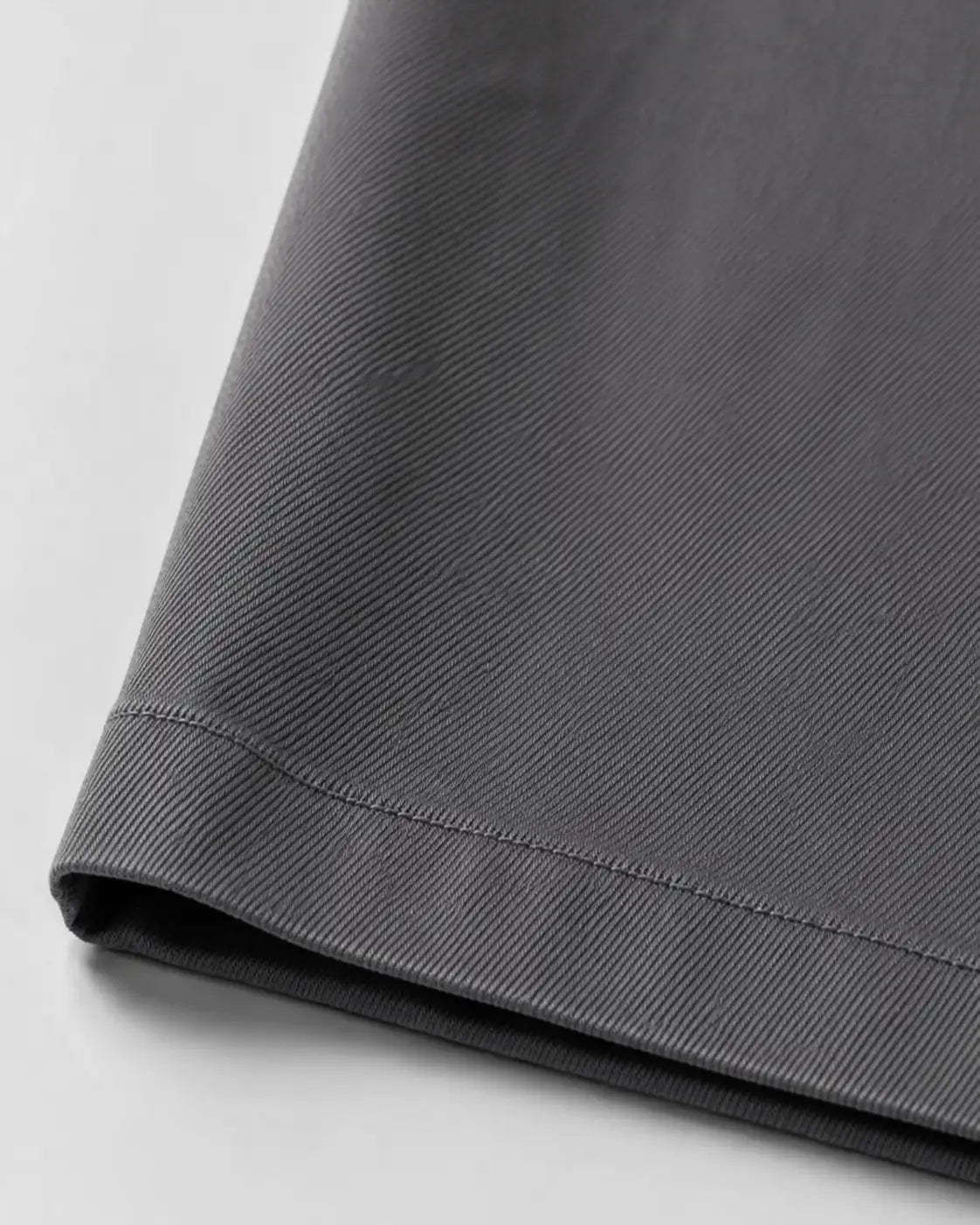 Detalhe da barra e caimento da Calça Masculina em Sarja Valori Cinza.
