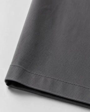 Detalhe da barra e caimento da Calça Masculina em Sarja Valori Cinza.