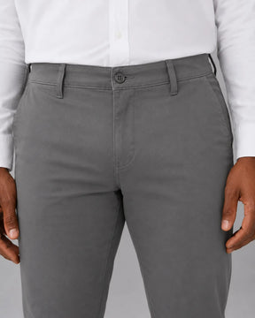 Detalhe do bolso e costura lateral da Calça Masculina em Sarja Valori Cinza.