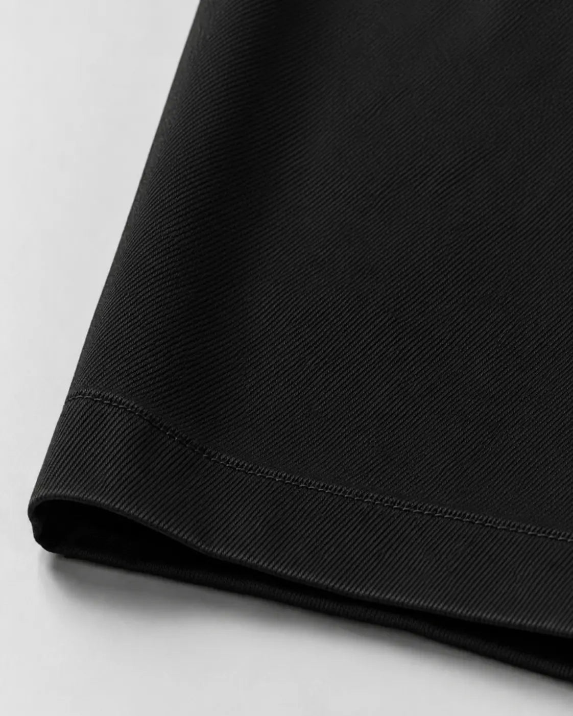 Detalhe da barra e caimento da Calça Masculina em Sarja Valori Preta.