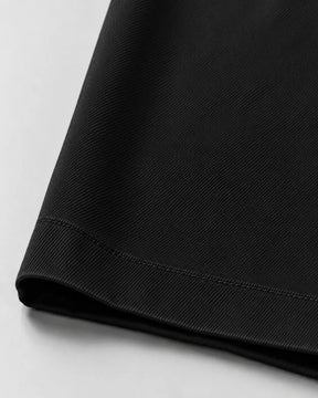 Detalhe da barra e caimento da Calça Masculina em Sarja Valori Preta.