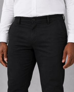 Detalhe do bolso e costura lateral da Calça Masculina em Sarja Valori Preta.