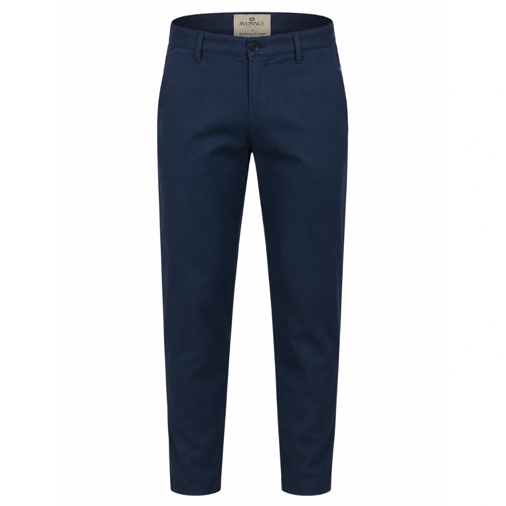 Calça masculina em sarja azul marinho em fundo branco, vista frontal com cós e pernas afuniladas