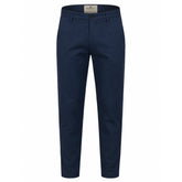 Calça masculina em sarja azul marinho em fundo branco, vista frontal com cós e pernas afuniladas