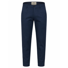 Calça masculina em sarja azul marinho em fundo branco, vista frontal com cós e pernas afuniladas