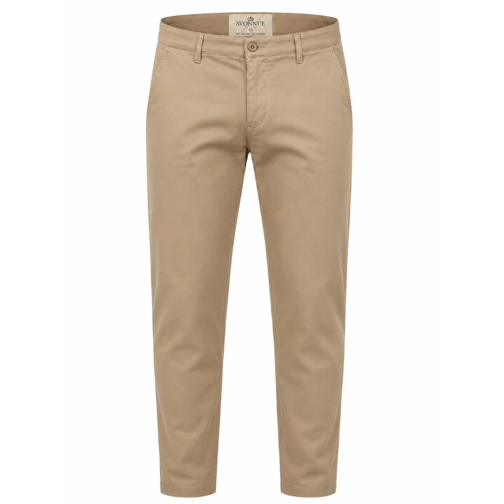 Calça masculina em sarja bege em fundo branco, vista frontal com pernas afuniladas