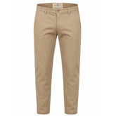 Calça masculina em sarja bege em fundo branco, vista frontal com pernas afuniladas