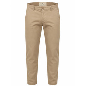 Calça masculina em sarja bege em fundo branco, vista frontal com pernas afuniladas