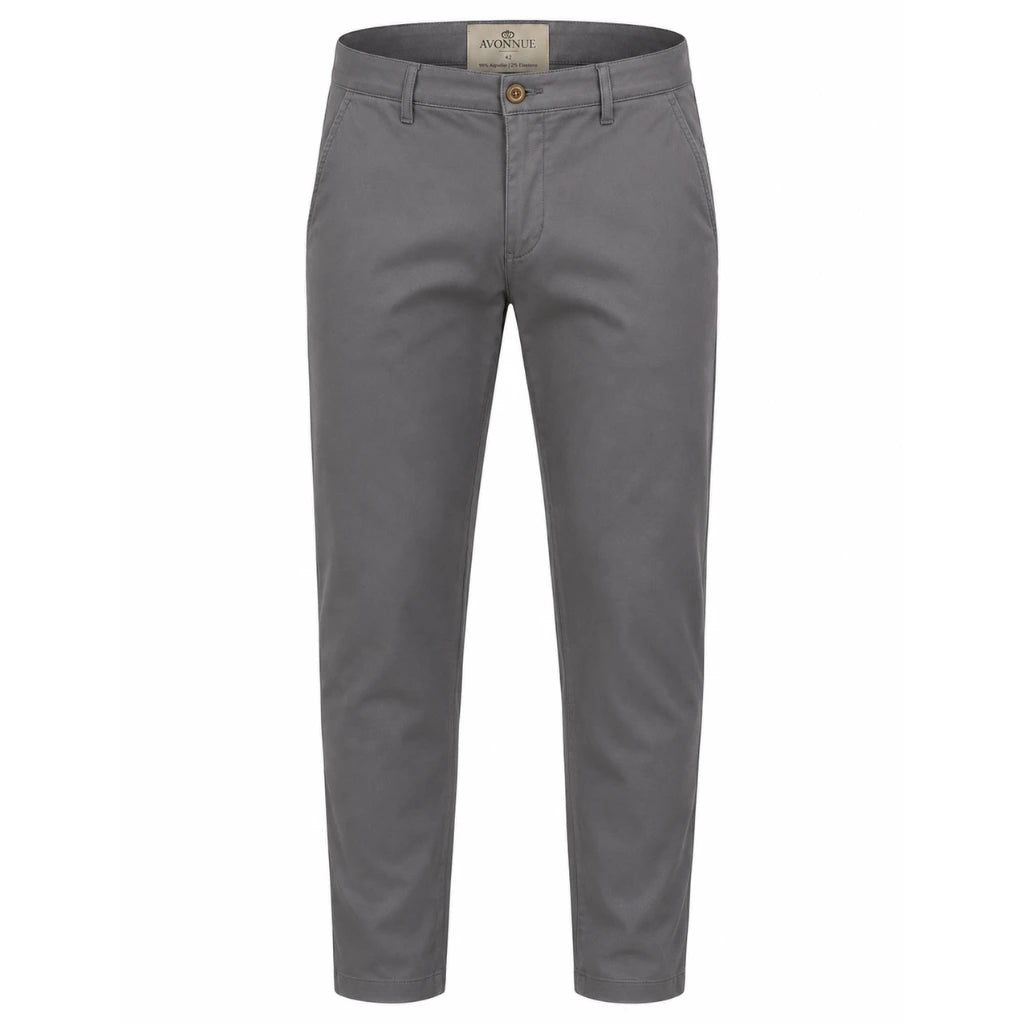 Calça masculina em sarja cinza em fundo branco, vista frontal com botão e bolso lateral
