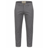 Calça masculina em sarja cinza em fundo branco, vista frontal com botão e bolso lateral
