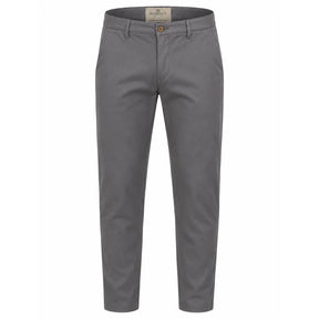 Calça masculina em sarja cinza em fundo branco, vista frontal com botão e bolso lateral