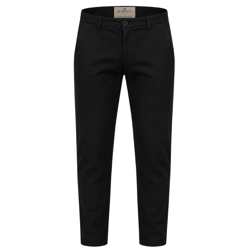 Calça masculina em sarja preta em fundo branco, vista frontal com cós e botão