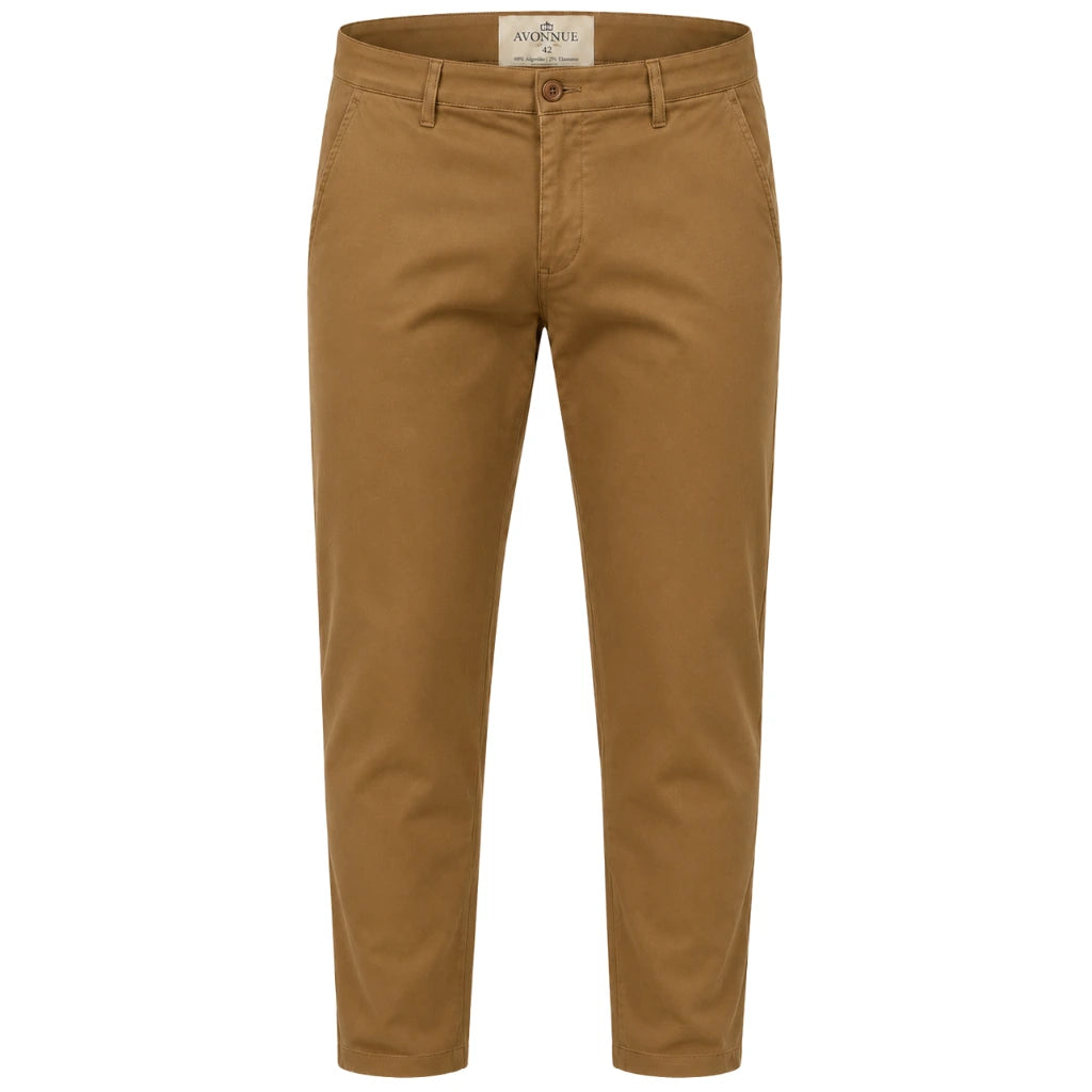 Calça masculina em sarja caqui em fundo branco, vista frontal com cós e corte slim