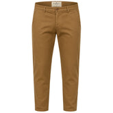 Calça masculina em sarja caqui em fundo branco, vista frontal com cós e corte slim