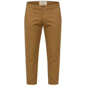 Calça masculina em sarja caqui em fundo branco, vista frontal com cós e corte slim