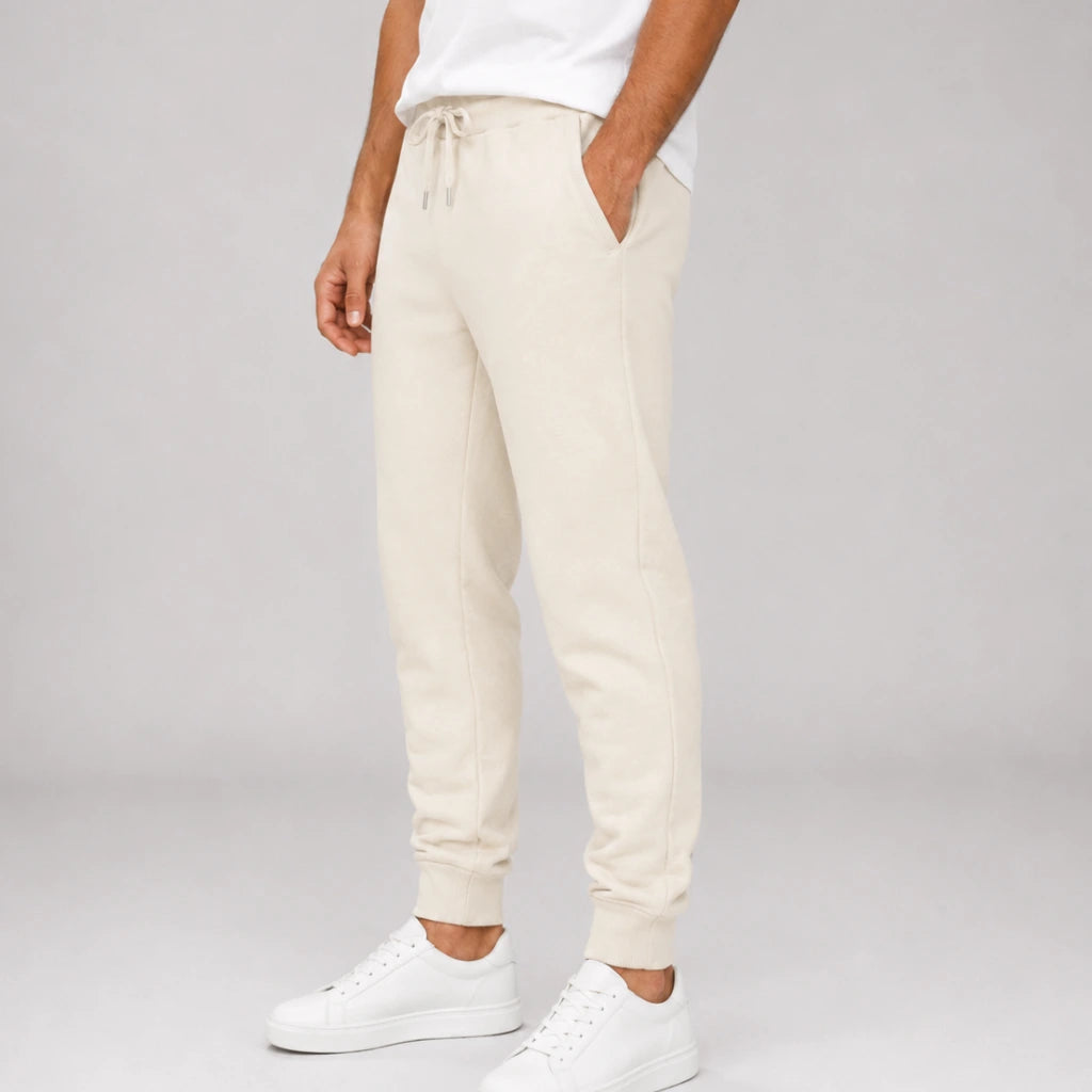 Detalhe da calça de moletom masculina off white mostrando bolso lateral, cós e caimento da perna