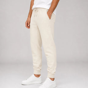Detalhe da calça de moletom masculina off white mostrando bolso lateral, cós e caimento da perna