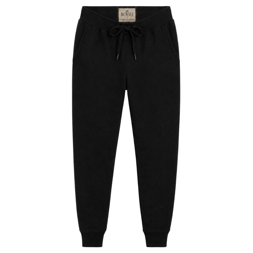 Calça de moletom masculina preta em fundo branco, vista frontal com cordão no cós