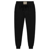 Calça de moletom masculina preta em fundo branco, vista frontal com cordão no cós