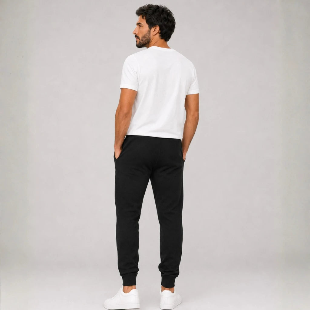 Calça de moletom masculina preta vista de costas mostrando ajuste no quadril e punhos