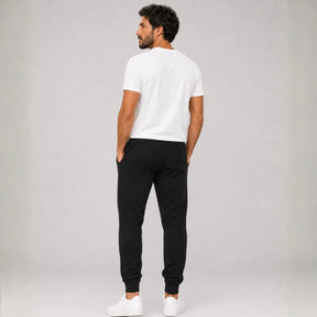Calça de moletom masculina preta vista de costas mostrando ajuste no quadril e punhos